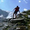 Wanderin beim Abstieg vom Beiljoch
